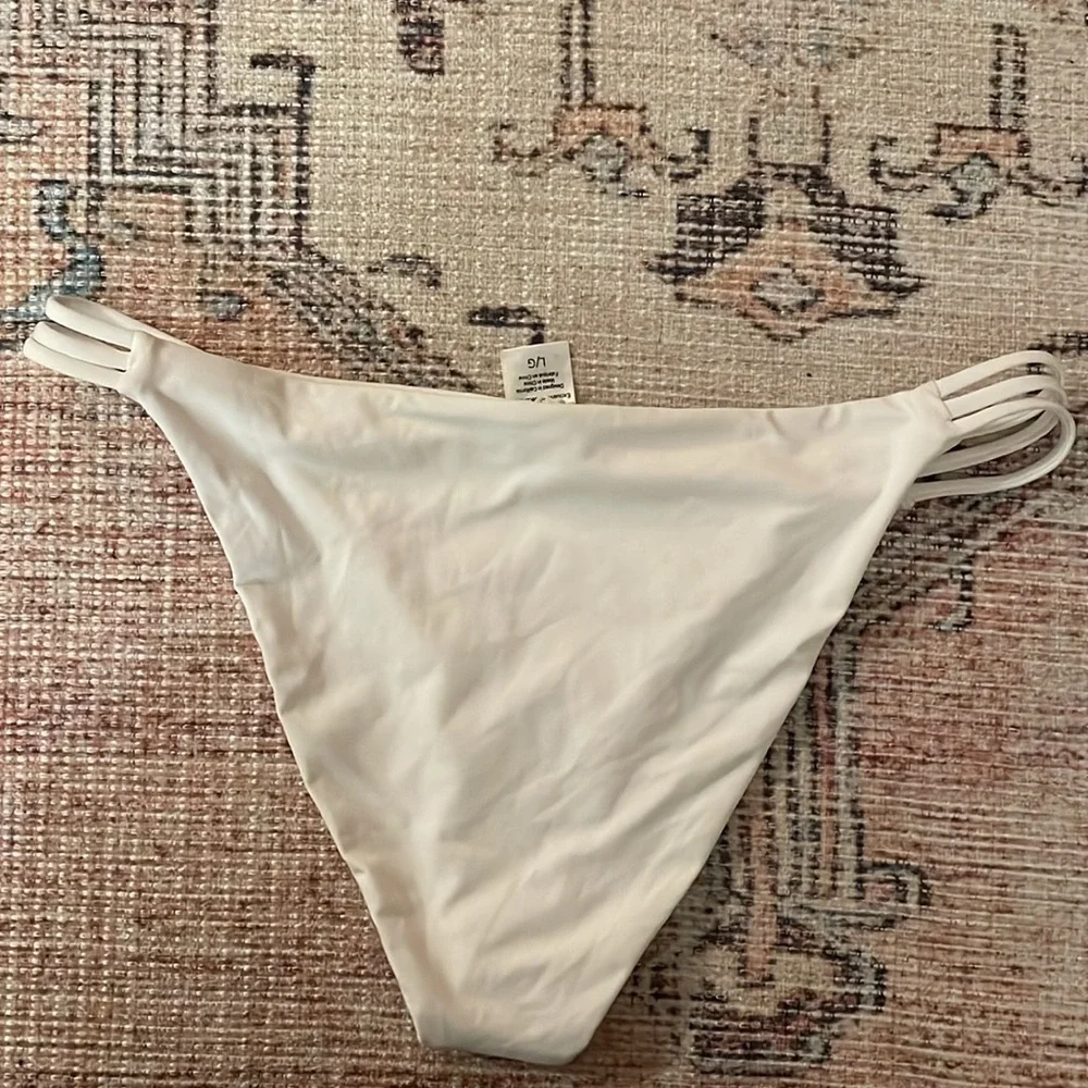 l*space‎ Claude Bikini Bottom Floral Applique in White Large